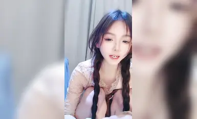 2025年最新抖音网红女神下海【小馋猫】好美啊，绝对让你一眼爱上，真是个超级反差的极品尤物(2)